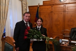 Заур Аскендеров наградил выпускницу, набравшую 300 баллов на ЕГЭ